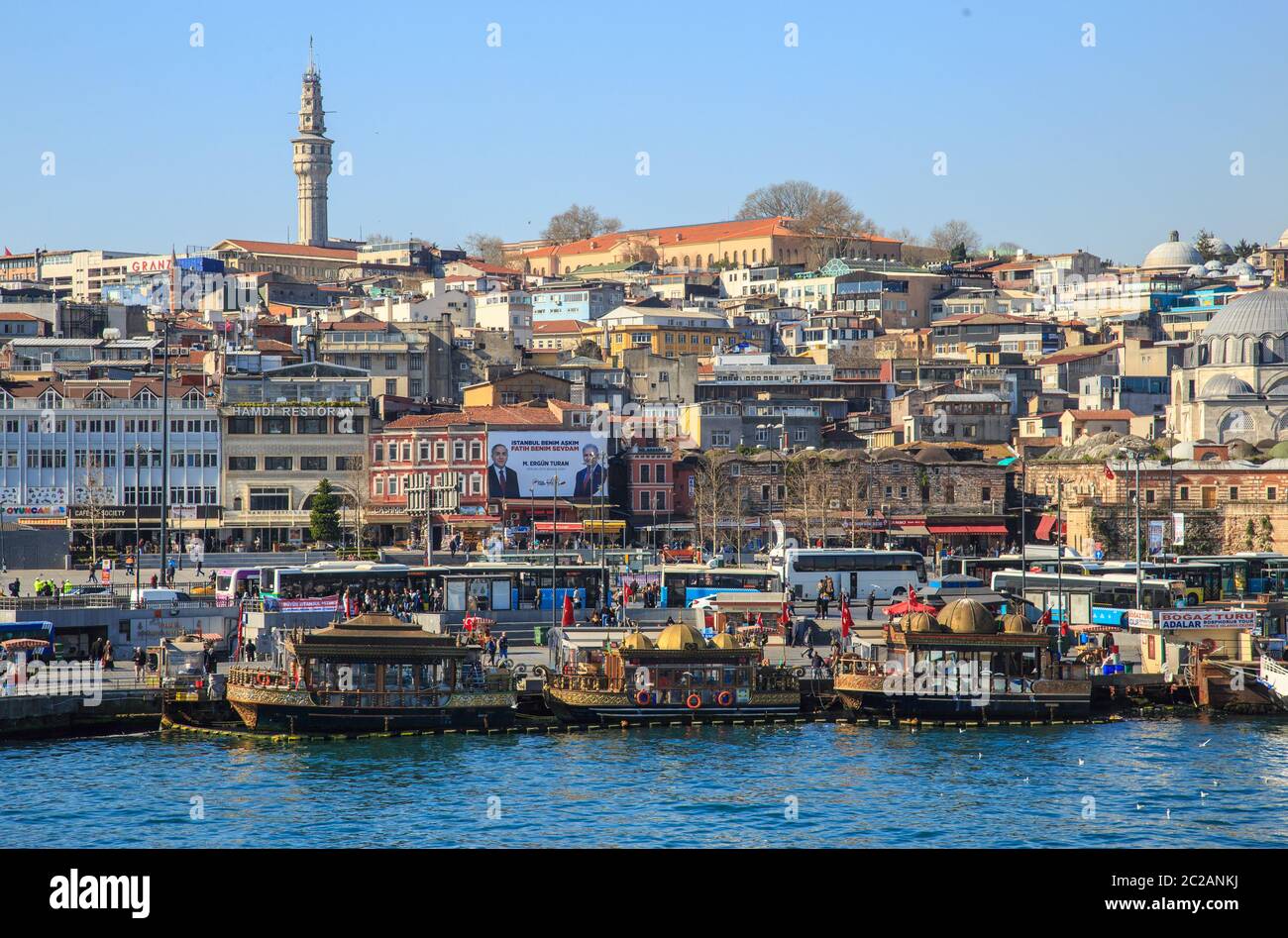 Mistanbul, Turchia - 22 Marzo 2019: Barca moderna sul Corno d'Oro con una vista della collina storica nella città vecchia di Istanbul - Istanbu Foto Stock