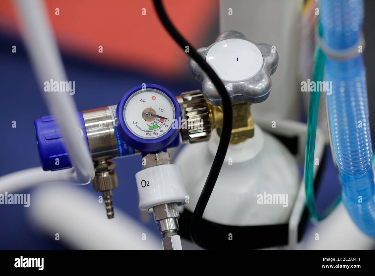 Misuratore di ossigeno da un ventilatore medico portatile. Foto Stock