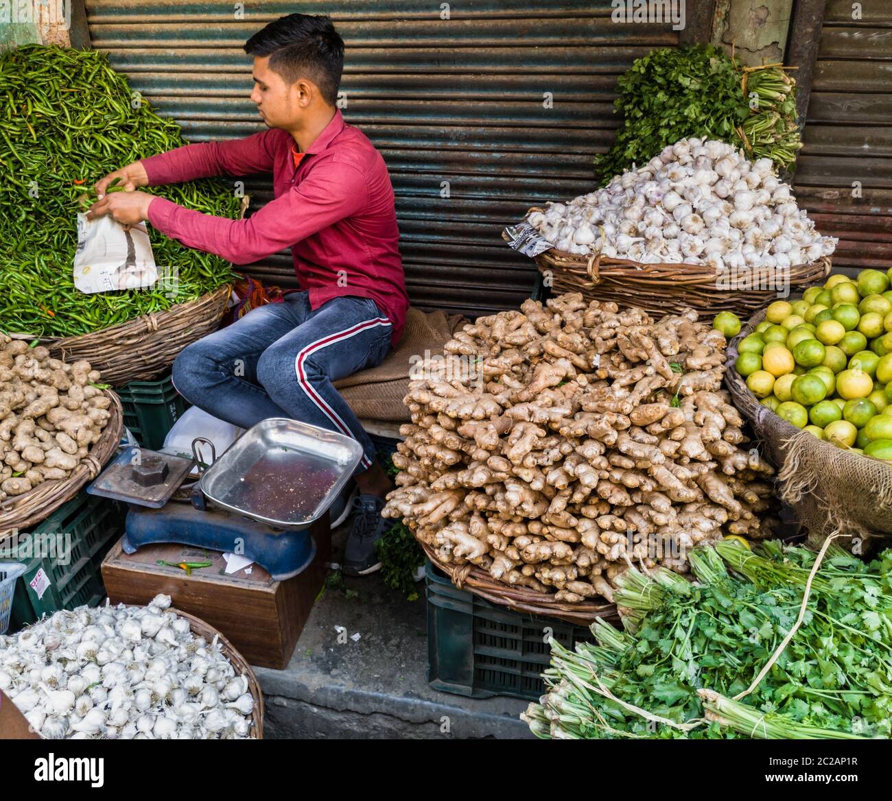 Editoriale, datato 20 Marzo 2020, sede- dehradun uttarakhand India. Un giovane vendro indiano di verdure sul bordo della strada. Foto Stock