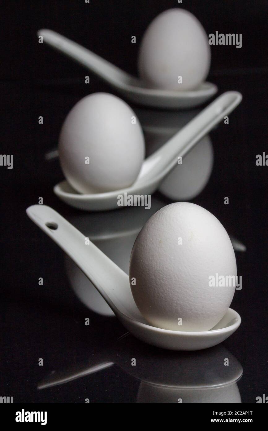 Uova bianche con riflesso Foto Stock