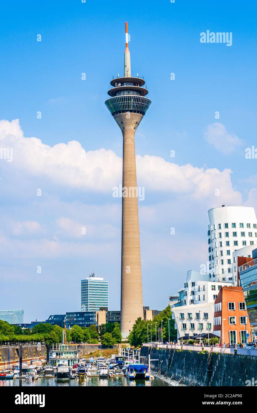 Dusseldorf, Renania Settentrionale-Vestfalia, Germania - Agosto 2019: La Torre del Reno, una torre di telecomunicazioni in cemento alta 240.5 metri costruita tra il 1979 e il 1900 Foto Stock