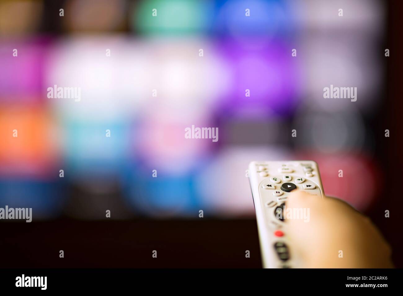 Telecomando a portata di mano da Smart tv Foto Stock