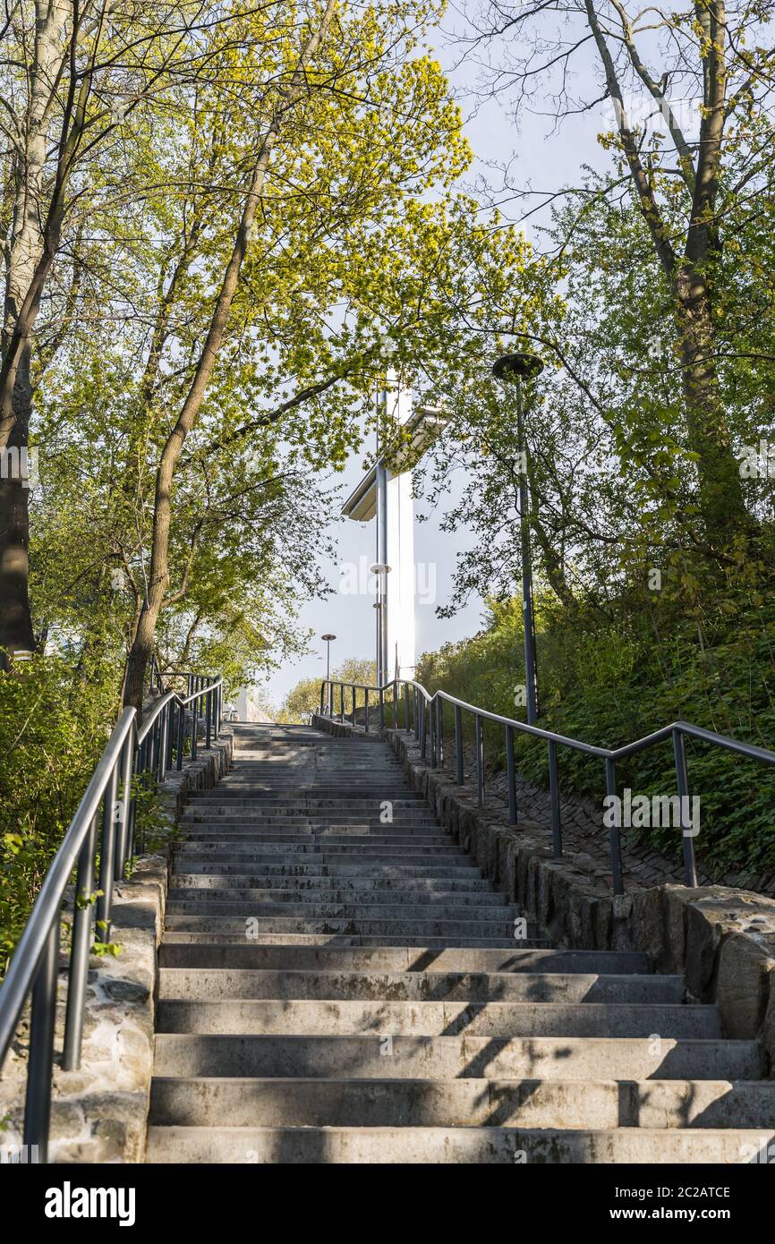 Gdynia, Polonia 09 maggio 2020; Kamienna Góra Monte in Gdynia, scale che conducono alla cima e una vista della croce Foto Stock