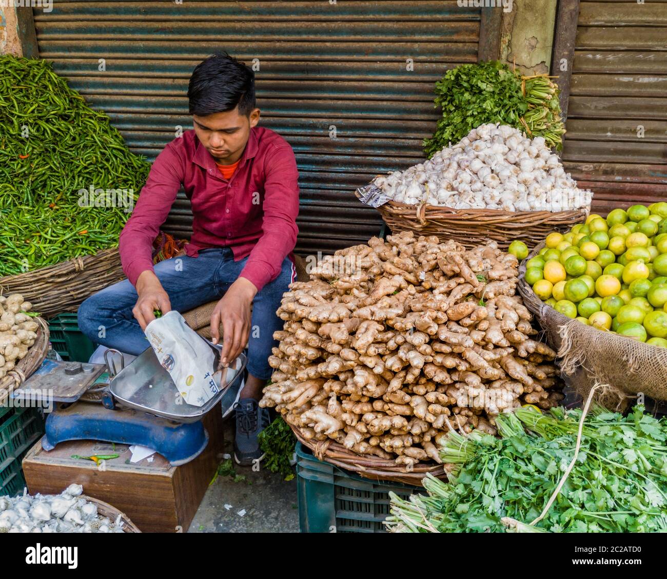 Editoriale, datato 20 Marzo 2020, sede- dehradun uttarakhand India. Un giovane vendro indiano di verdure sul bordo della strada. Foto Stock