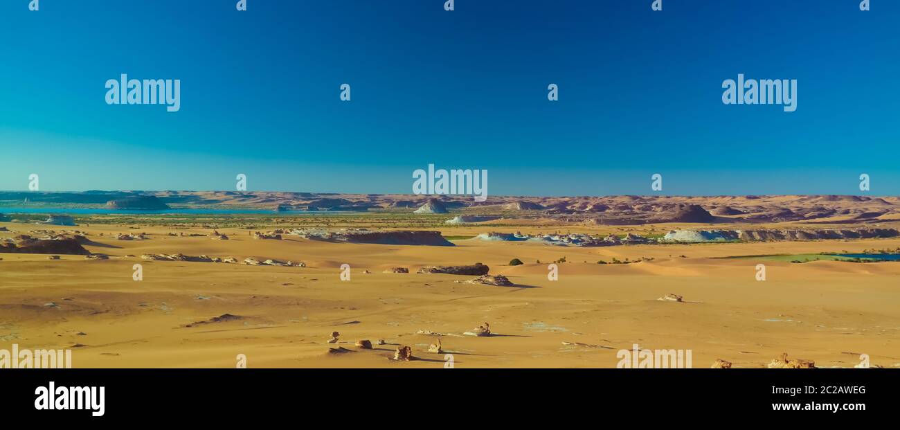 Vista aerea panoramica del gruppo dei laghi di Djiara, Ahoita, Daleyala e Boukkou dei laghi di Ounianga Serir all'Ennedi, Ciad Foto Stock