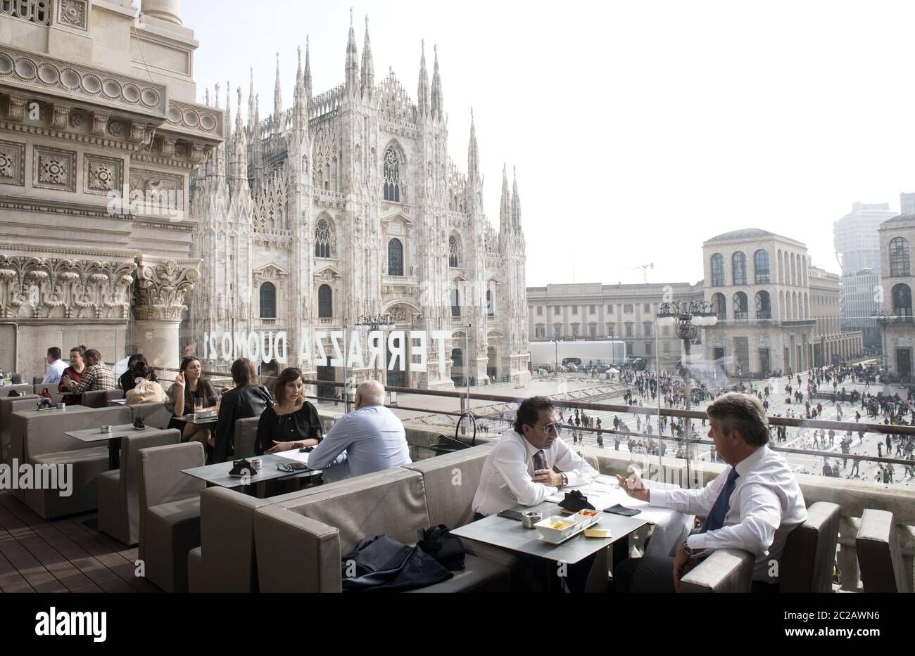 Ristorante con terrazza all'aperto in cima alla piazza del Duomo, con il  Duomo sullo sfondo, nel centro di Milano Foto stock - Alamy