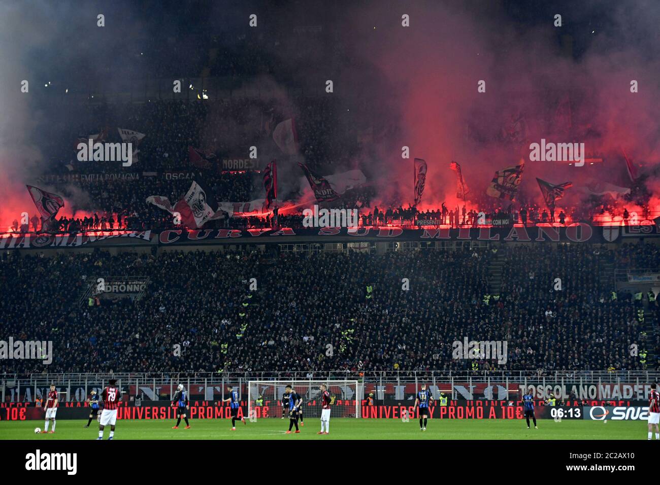 Tifosi di calcio Hooligans che illuminano i fuochi allo stadio di san siro, a Milano. Foto Stock
