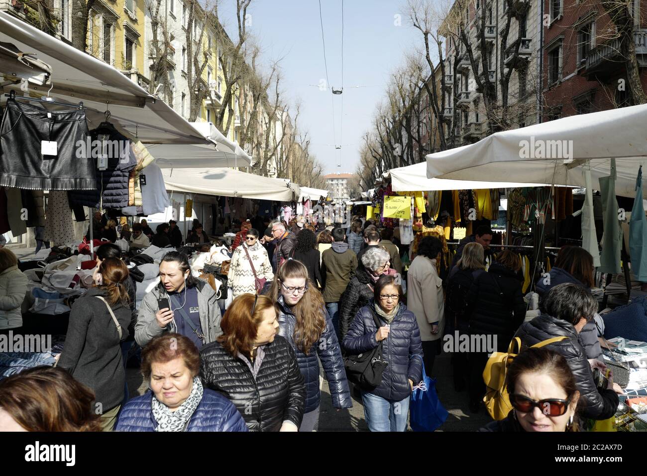 Shopping al mercato all'aperto, a Milano. Foto Stock