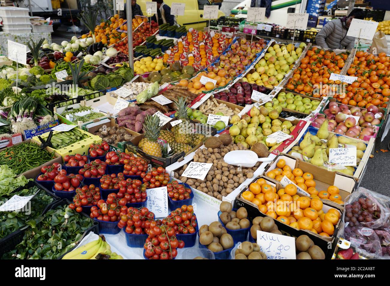 Mercato di strada all'aperto di frutta e verdura, a Milano Foto stock -  Alamy