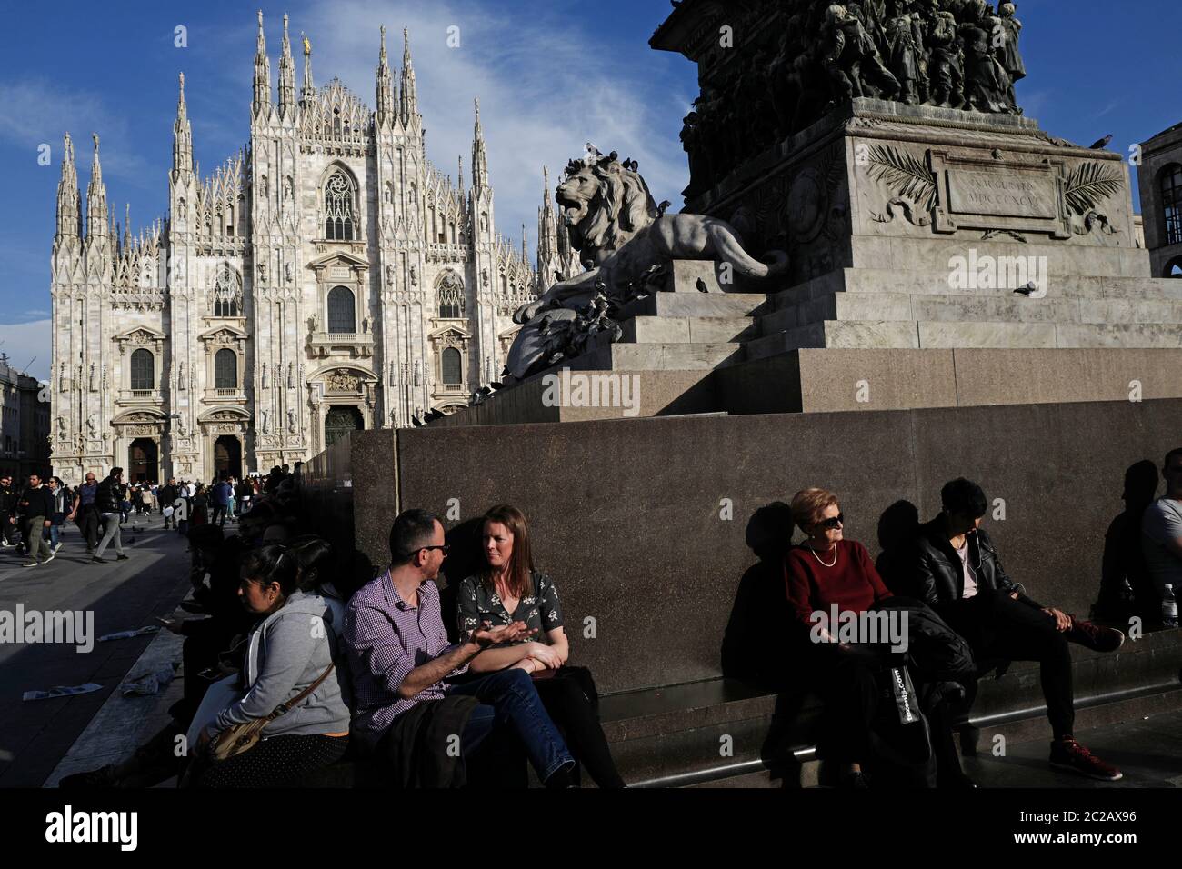 Persone che si riuniscono in piazza Duomo, a Milano. Foto Stock