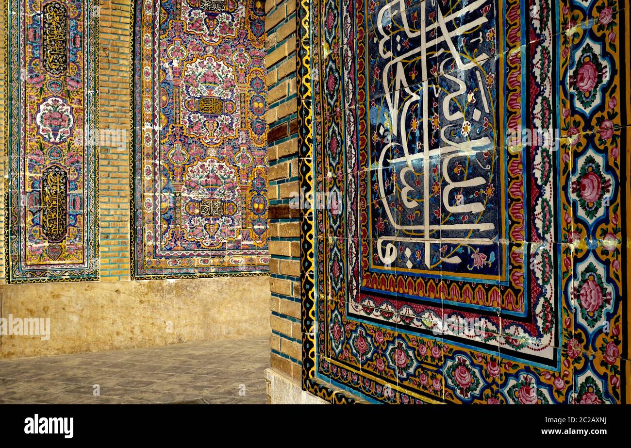 Decorazioni in ceramica sulle pareti della storica Moschea Masjed-e-Nasir-al-Molk, conosciuta anche come la Moschea Rosa, a Shiraz. Foto Stock