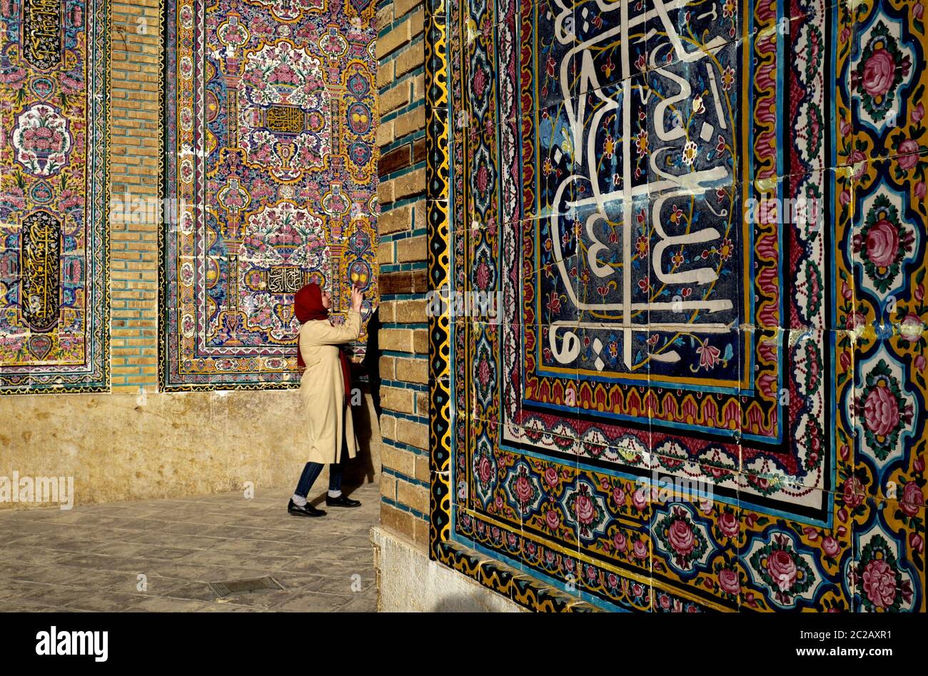 Decorazioni in ceramica sulle pareti della storica Moschea Masjed-e-Nasir-al-Molk, conosciuta anche come la Moschea Rosa, a Shiraz. Foto Stock