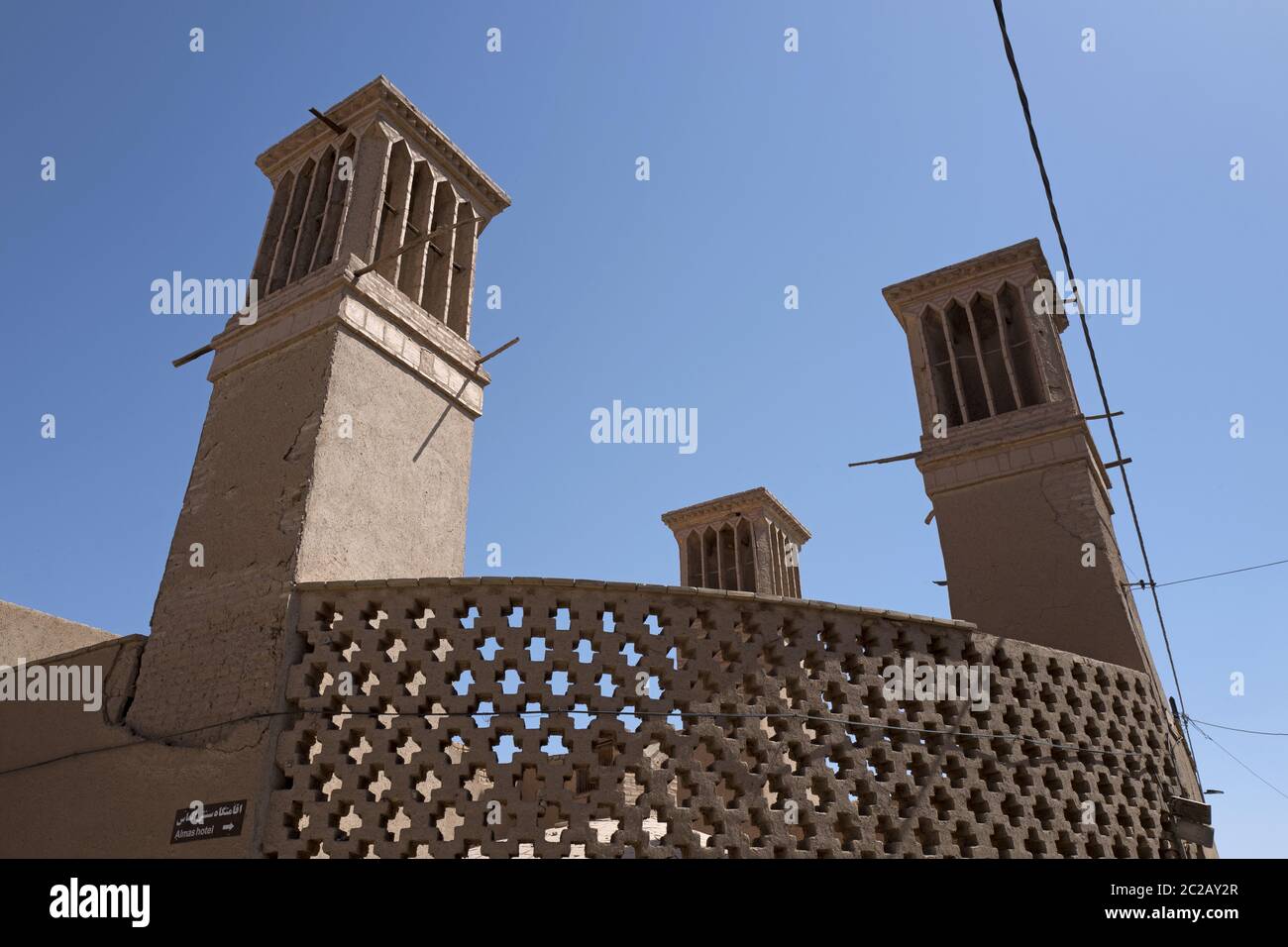 Torri eoliche, il tradizionale elemento architettonico persiano per creare ventilazione naturale negli edifici della città vecchia, Yazd, Iran. Foto Stock
