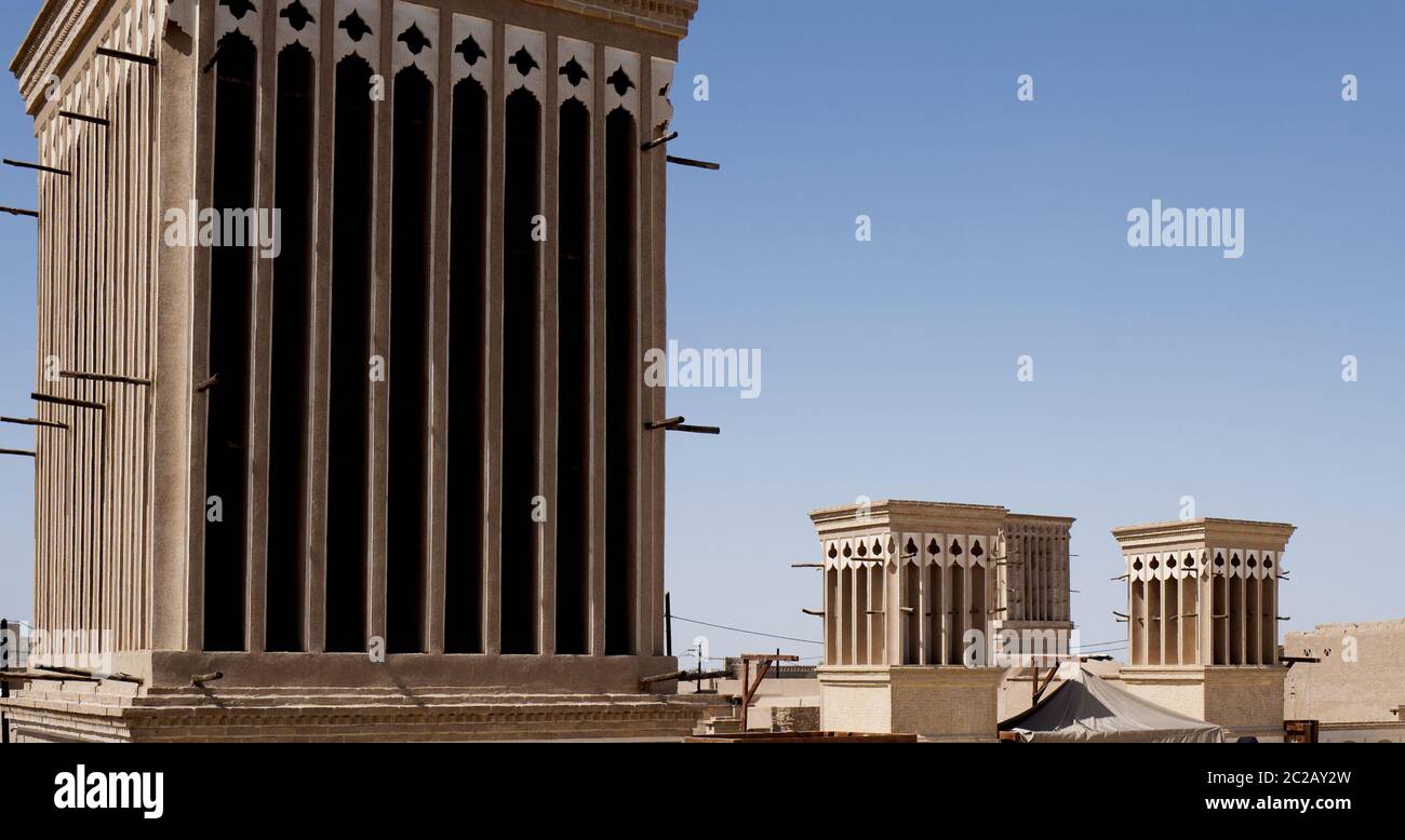 Torri eoliche, il tradizionale elemento architettonico persiano per creare ventilazione naturale negli edifici della città vecchia, Yazd, Iran. Foto Stock