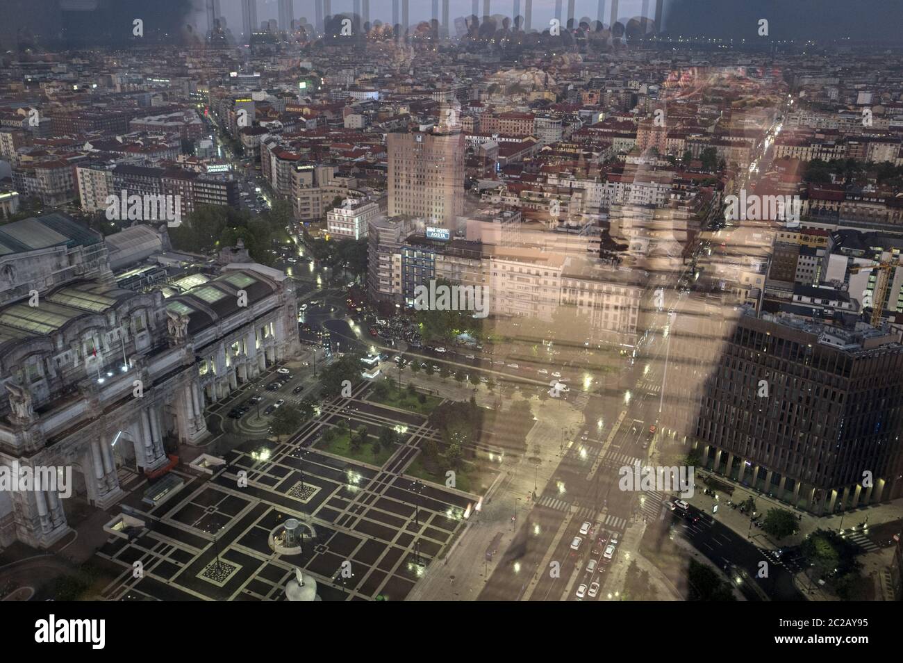 Vista sulla città dallo storico grattacielo Pirelli, a Milano. Foto Stock