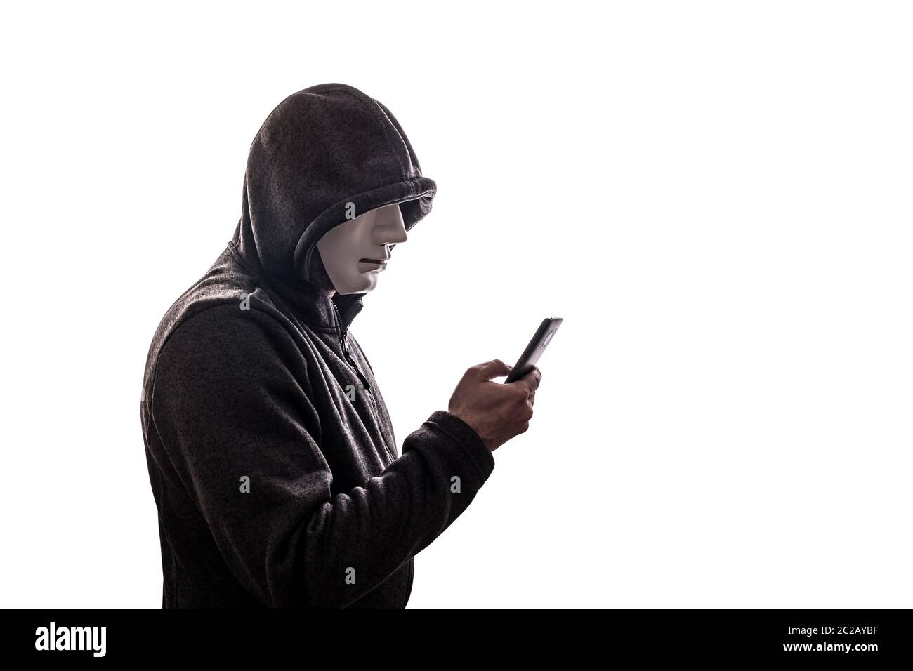 Hacker incappucciato con maschera di smartphone di contenimento isolato su sfondo bianco Foto Stock