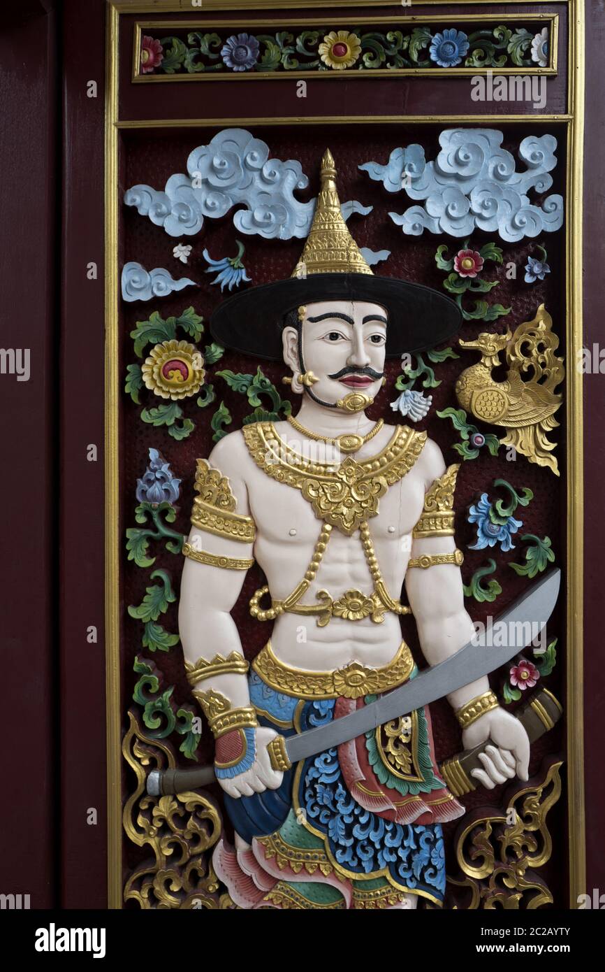 Guerriero thailandese dipinto su una porta d'ingresso di un tempio buddista, a Chang mai. Foto Stock