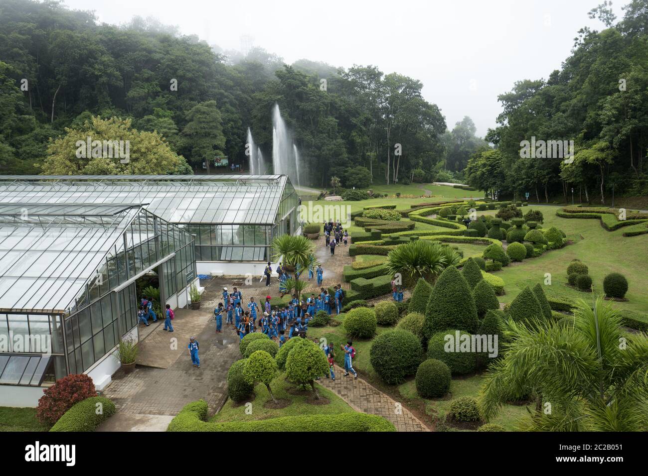 Bambini in visita al Giardino Botanico della Regina, a Chang mai. Foto Stock