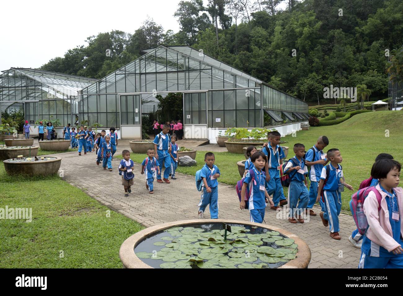 Bambini in visita al Giardino Botanico della Regina, a Chang mai. Foto Stock