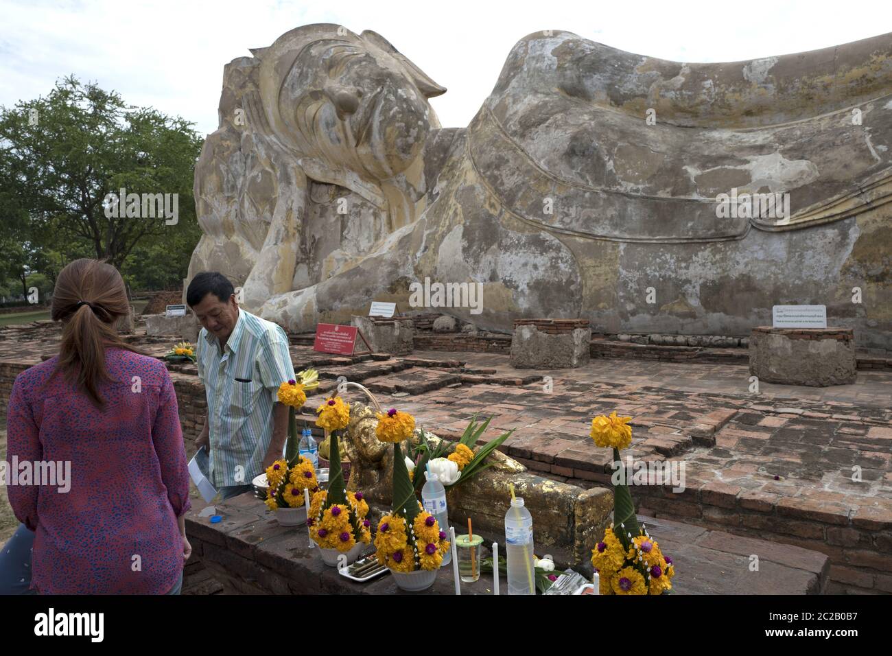 La statua reclinata del Buddha, nell'antica capitale della Thailandia, oggi patrimonio dell'umanità dell'UNESCO, ad Ayutthaya. Foto Stock