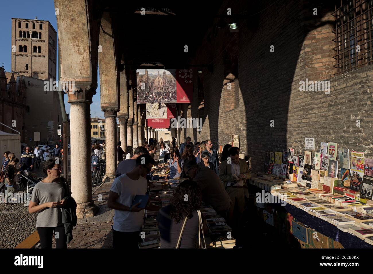 Mercato del libro sotto un antico porticato della piazza medievale di Sordello, durante il Festival Internazionale della Letteratura Mantova, a Mantova. Foto Stock