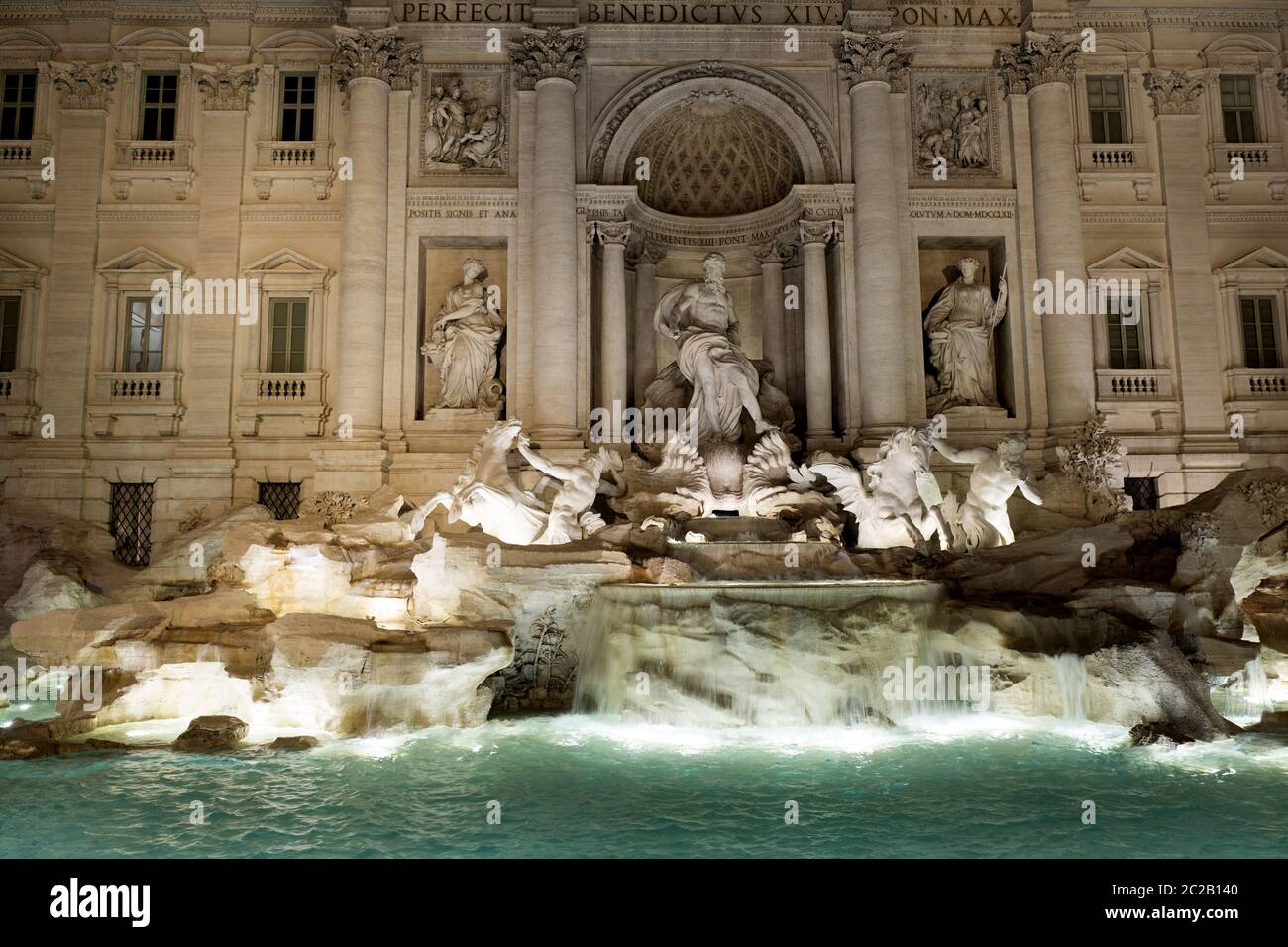 La fontana di Trevi di notte, a Roma. Foto Stock