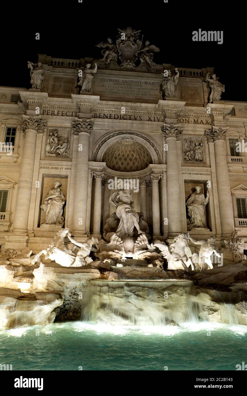 La fontana di Trevi di notte, a Roma. Foto Stock