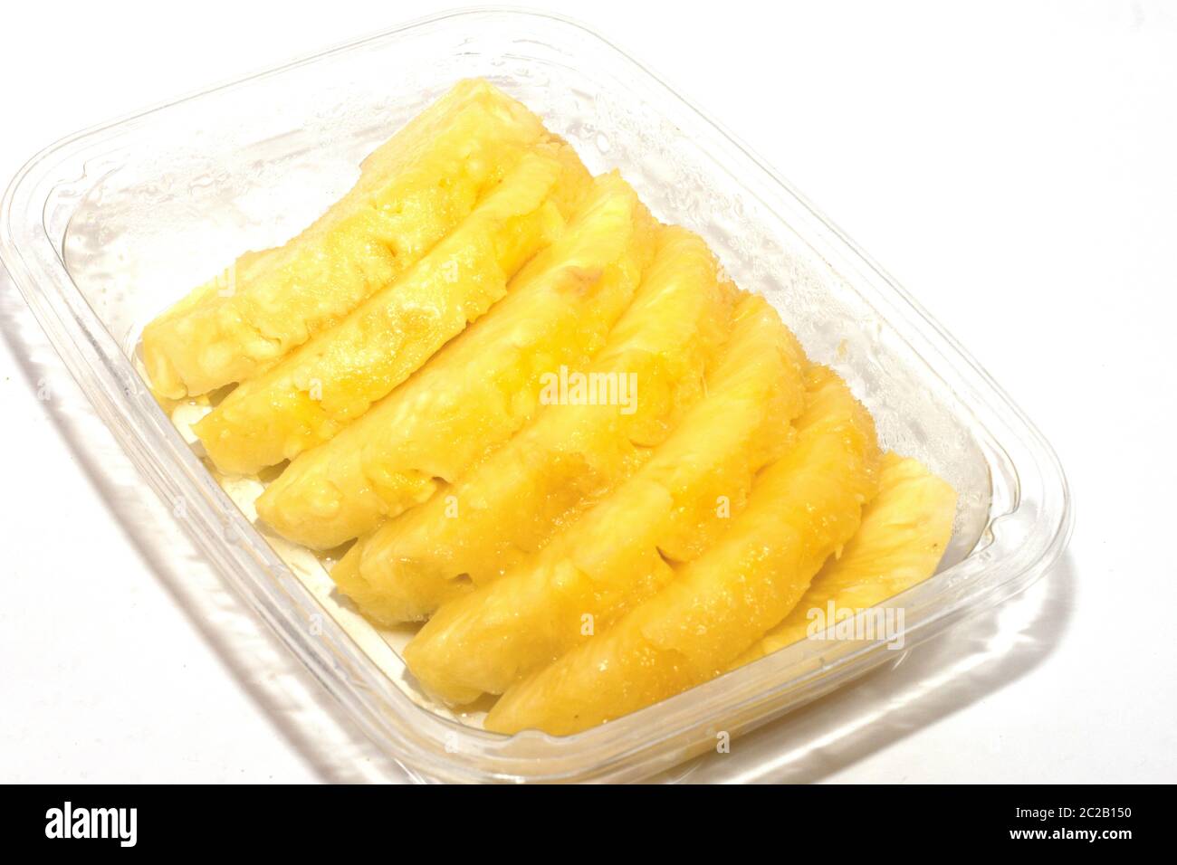 ananas in una padella tagliata a fette Foto Stock