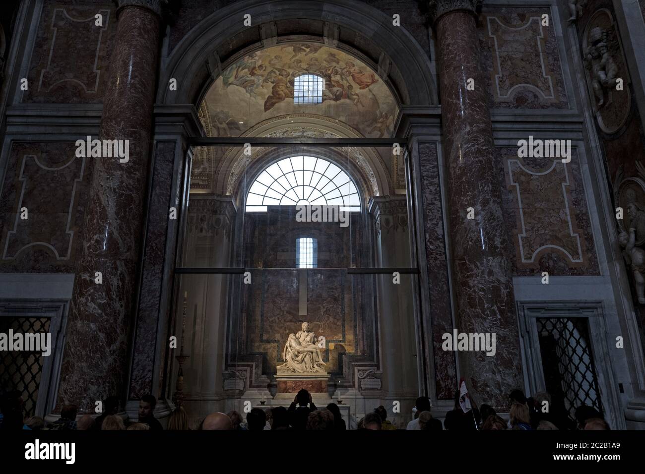 Il capolavoro della statua in marmo di Michelangelo, la Pietà, all'interno della cattedrale di San Pietro, a Roma. Foto Stock