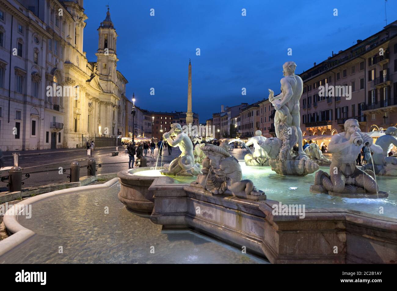 Vista notturna di Piazza Navona, con la fontana di Moros e l'obelisco egiziano, a Roma. Foto Stock