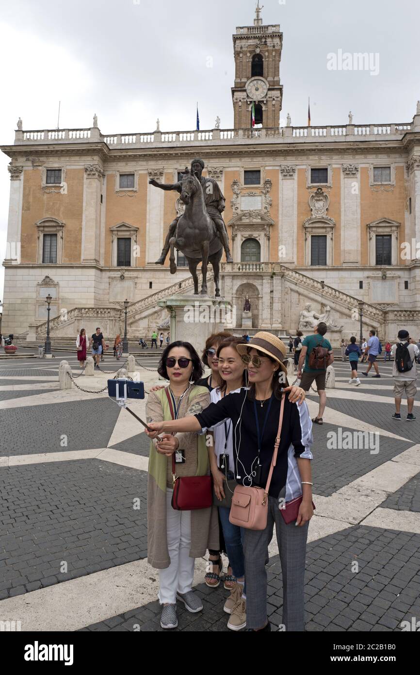 I turisti fanno un selfie in piazza Campidoglio, Roma Italia Foto Stock