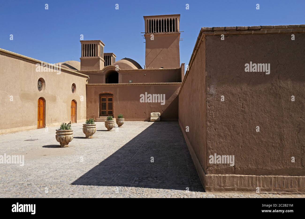 Torri eoliche della città desertica persiana di Yazd, Iran. Foto Stock Torri eoliche della città desertica persiana di Yazd, Iran. Foto Stock