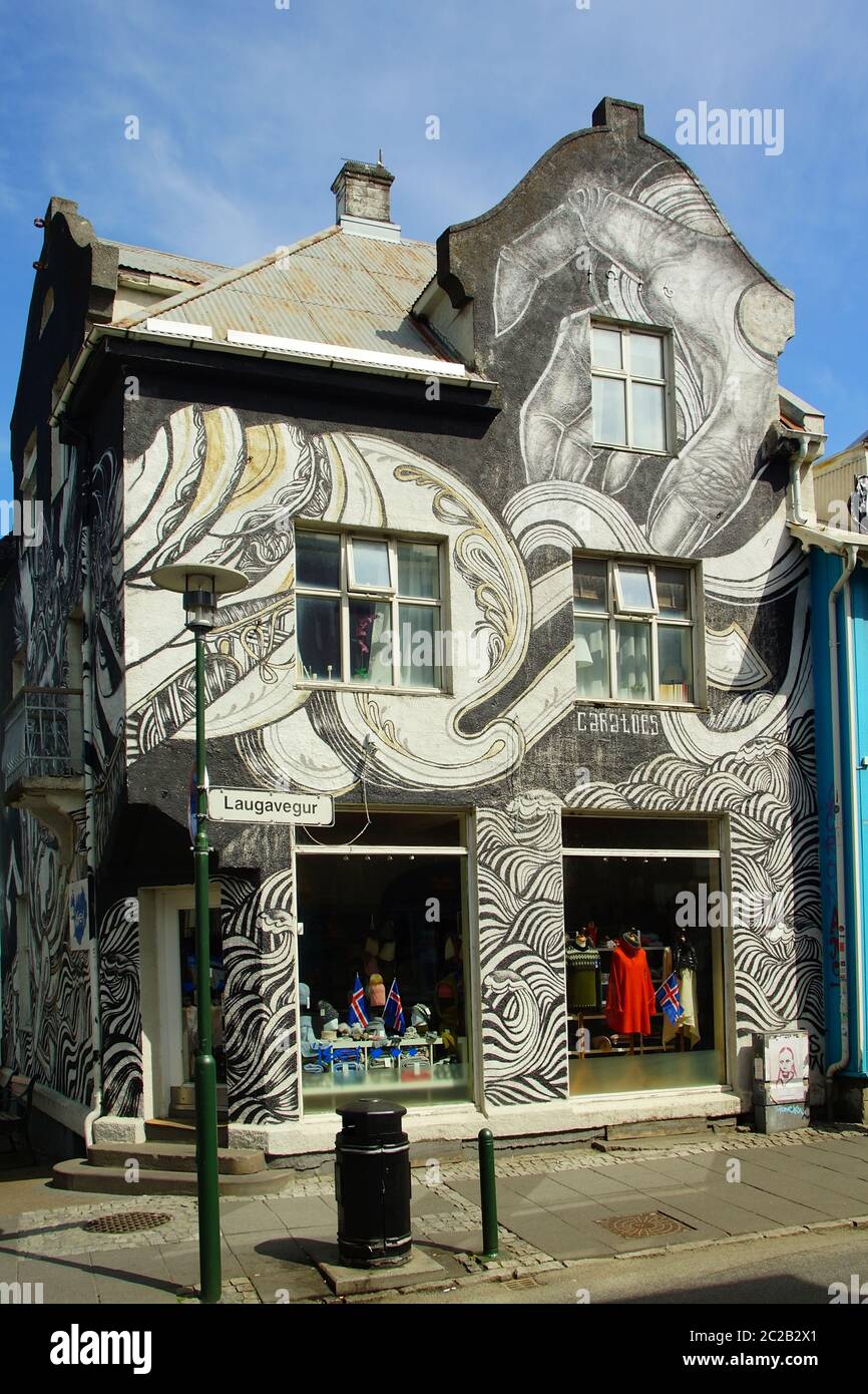 Estate soleggiato giorno e passeggiata attraverso le strade principali Foto Stock