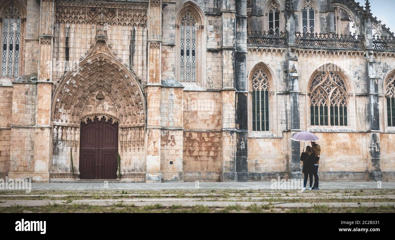 Batalha, Portogallo - 13 Aprile 2019: dettagli architettonici del monastero di Santa Maria da Vitoria noto come il Monastero di Batalha su una giornata di primavera. Nazioni Unite Foto Stock