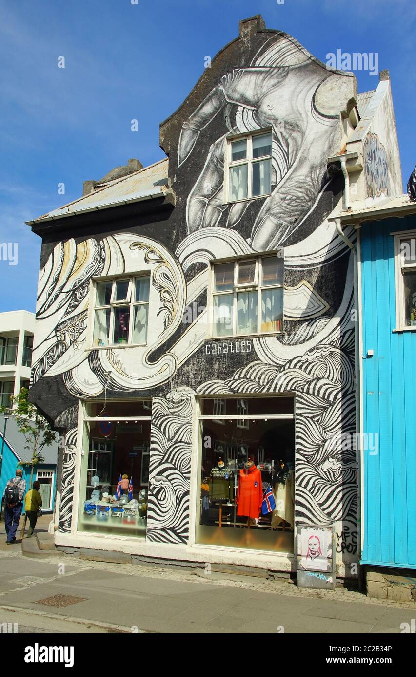 Estate soleggiato giorno e passeggiata attraverso le strade principali Foto Stock