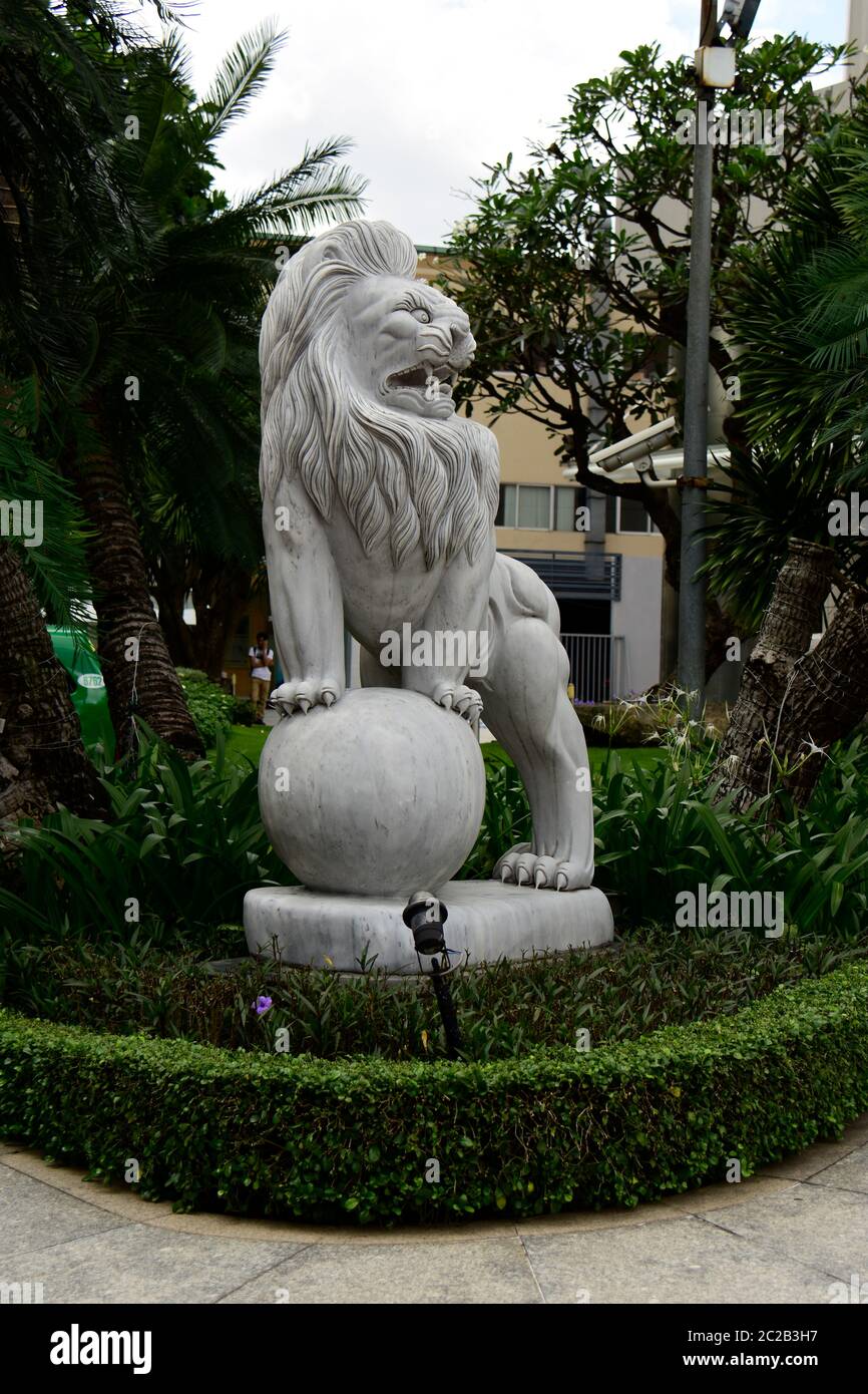 Una statua artistica in pietra in un giardino di fronte ad una residenza di ho Chi Minh, Vietnam Foto Stock