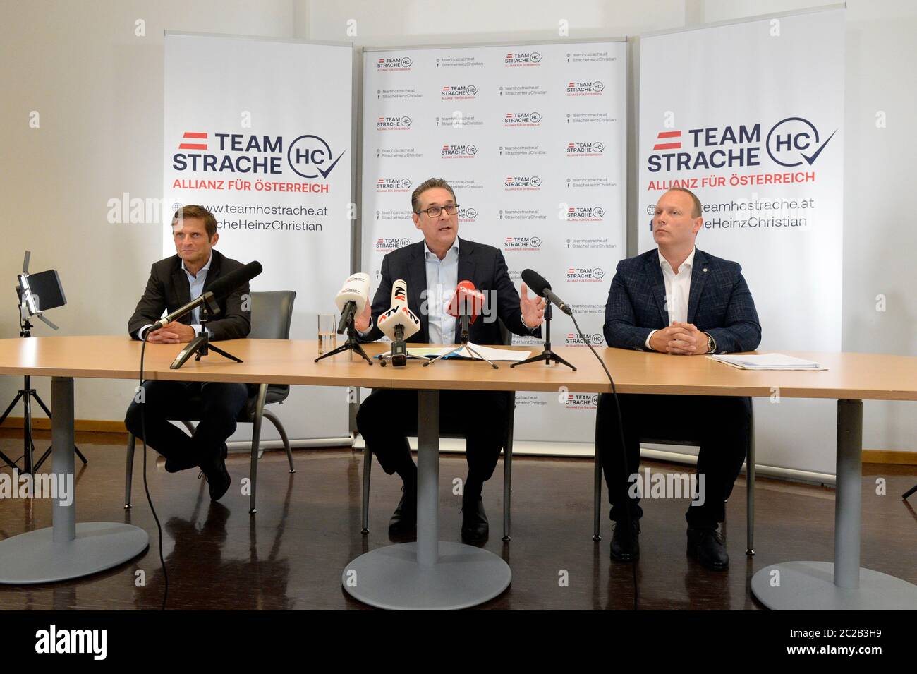 Vienna, Austria. 17 giugno 2020. Conferenza stampa "Team HC Strache-Alliances for Austria" sugli attuali sviluppi politici in Austria. Nella foto sono riportati Dietrich Kops (L) , il Presidente Federale Heinz Christian Strache (centro) e il Segretario Generale Christian Höbart (R). Credit: Francesco PERC / Alamy Live News Foto Stock