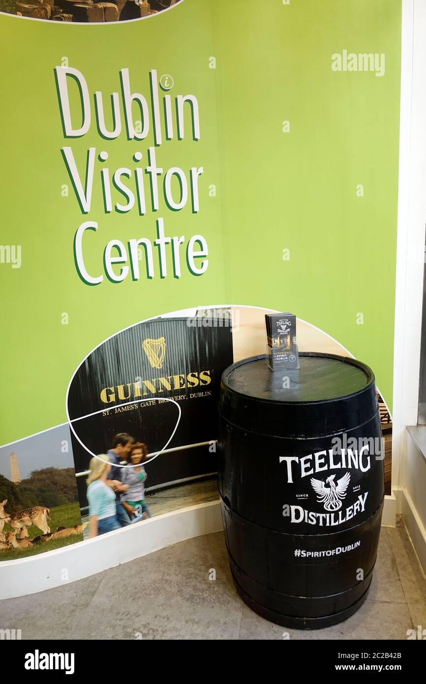 Cartello presso il Dublin Visitor Center di Dublino Irlanda e informazioni sulla visita della Teeling Distillery Foto Stock
