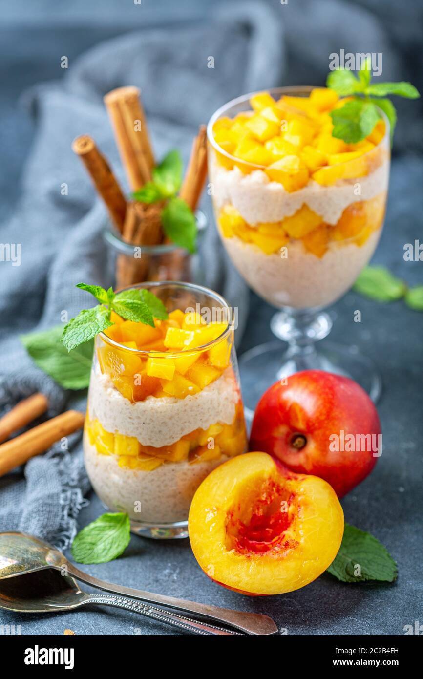 Budino di riso con nettarina, cannella e zenzero. Foto Stock