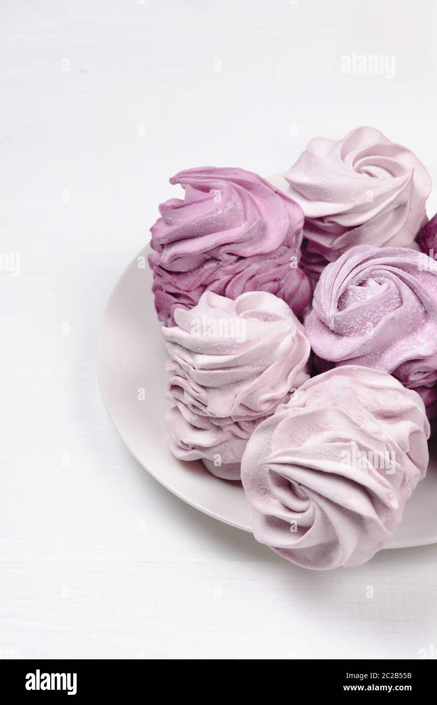 Marshmallows colorati Air su sfondo chiaro. zephyr dolce fresco fatto in casa Foto Stock