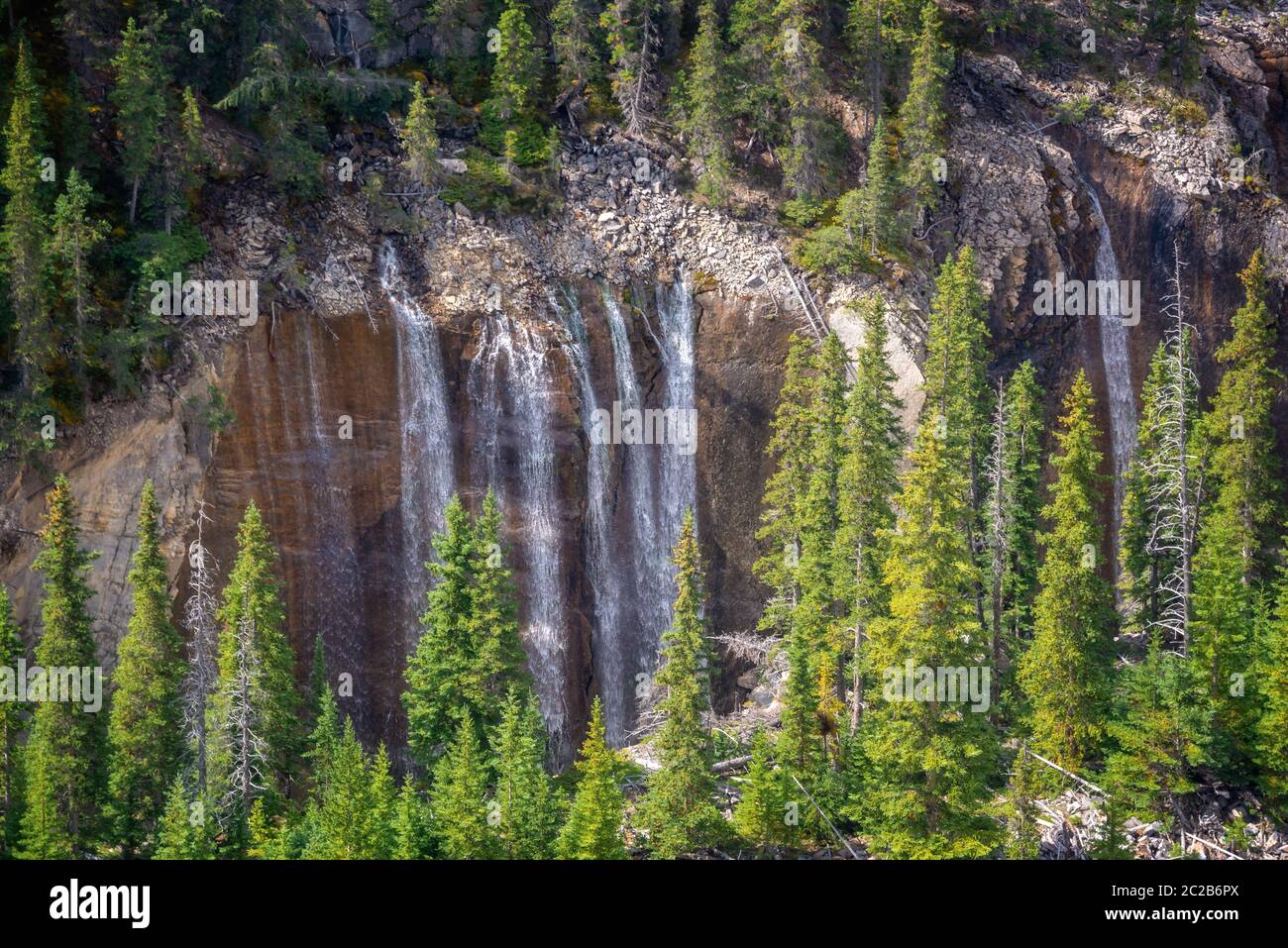 Cascate nella Sunwapta Valley, vista dal Glacier Skywalk nel Jasper National Park, Rocky Mountains, Alberta, Canada Foto Stock