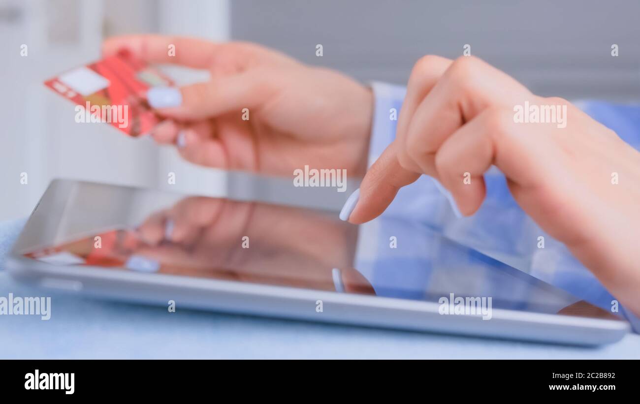 Shopping online, acquisti, e-commerce, vendita, consumismo, internet shop, pagamento elettronico, concetto tecnologico. Donna che utilizza un dispositivo tablet digitale e. Foto Stock
