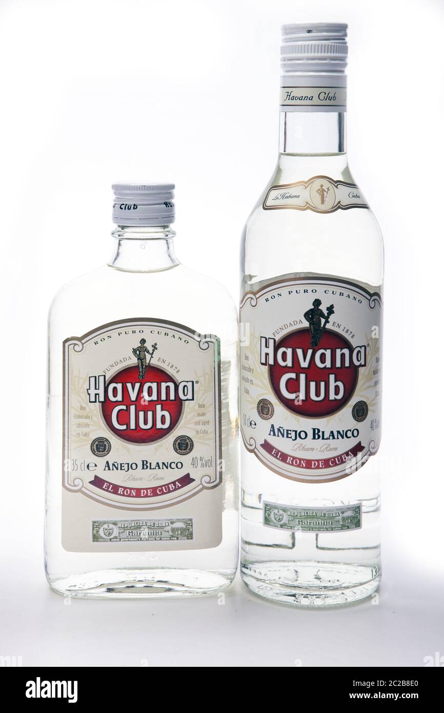 Bottiglie di diverse dimensioni e forme con rum bianco "Havana Club", prodotte a Cuba Foto Stock