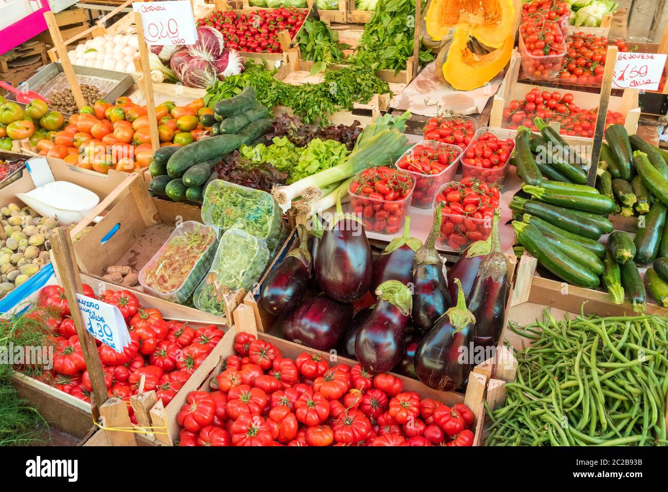 La verdura fresca e insalata per la vendita su un mercato a Palermo, Sicilia Foto Stock