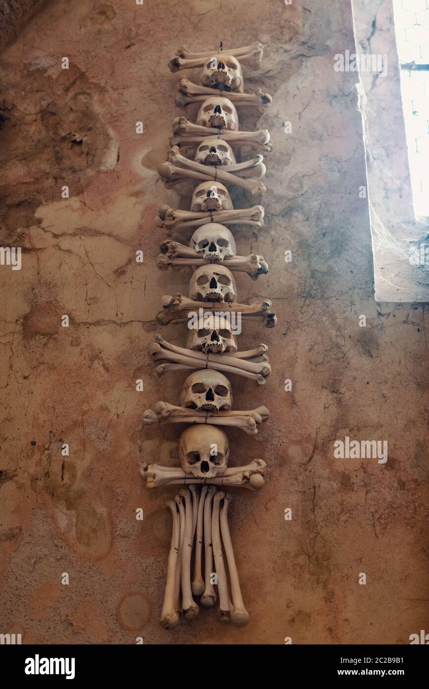 Teschi umani e ossa Kostnice Sedlec ossario romano piccola cappella cattolica, cimitero Chiesa di Tutti i Santi di Sedlec, un sobborgo di Kutna Hora in CZ Foto Stock