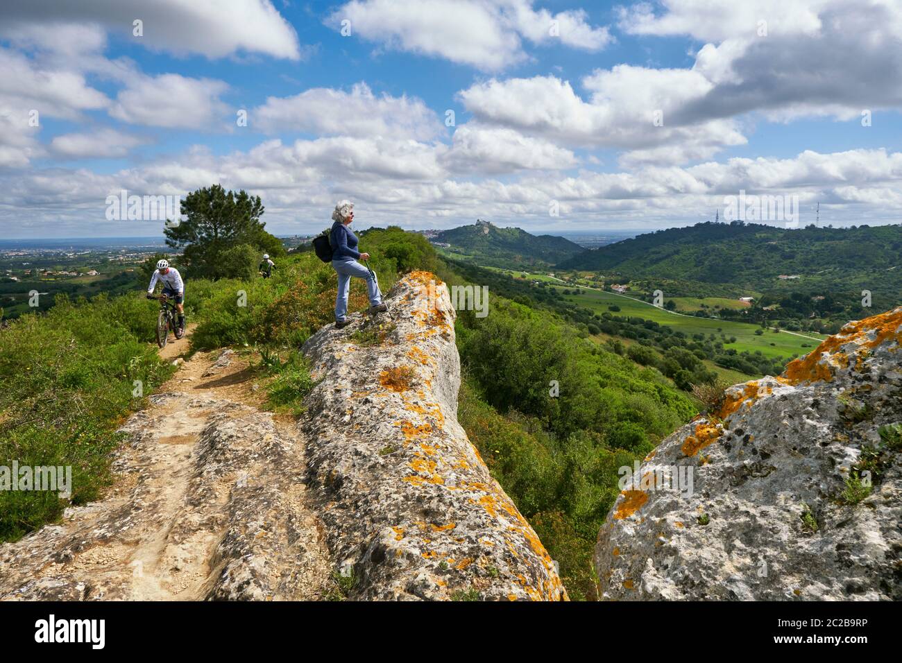 Tranquillo sentiero per passeggiate lungo la catena montuosa Serra do Louro, Parco Naturale Arrabida. Palmela, Portogallo Foto Stock