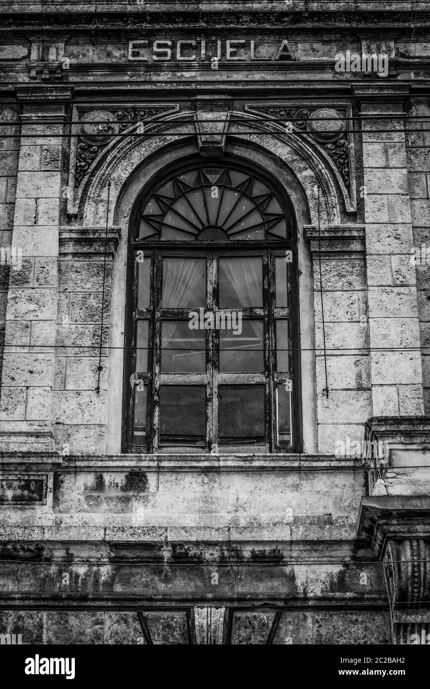 Facciata derelict a l'Avana Centro, l'Avana, Cuba Foto Stock