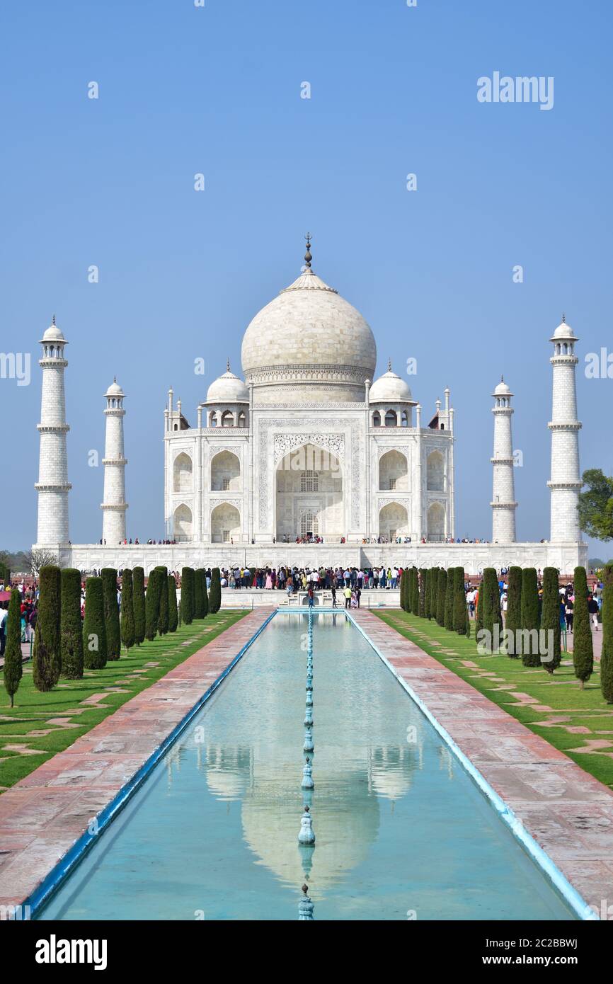 Taj Mahal una delle 7 meraviglie del mondo e un sito patrimonio dell'umanità dell'UNISCO . Era un mausoleo marmoreo commissionato nel 1632. Foto Stock