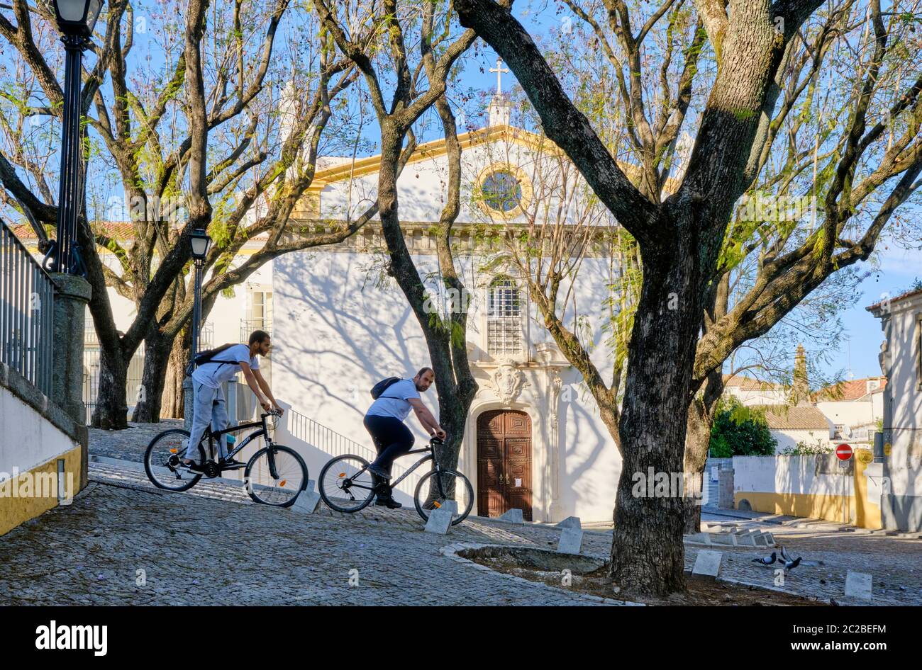 Tranquilla piazzetta nella città vecchia di Evora. Alentejo, patrimonio dell'umanità dell'UNESCO. Portogallo Foto Stock