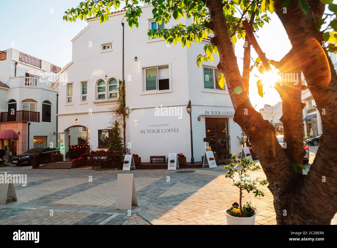 Asan, Corea - 28 Aprile 2020 : Asan Blue Crystal Mediterranean Village, caffetteria e ristorante strada Foto Stock